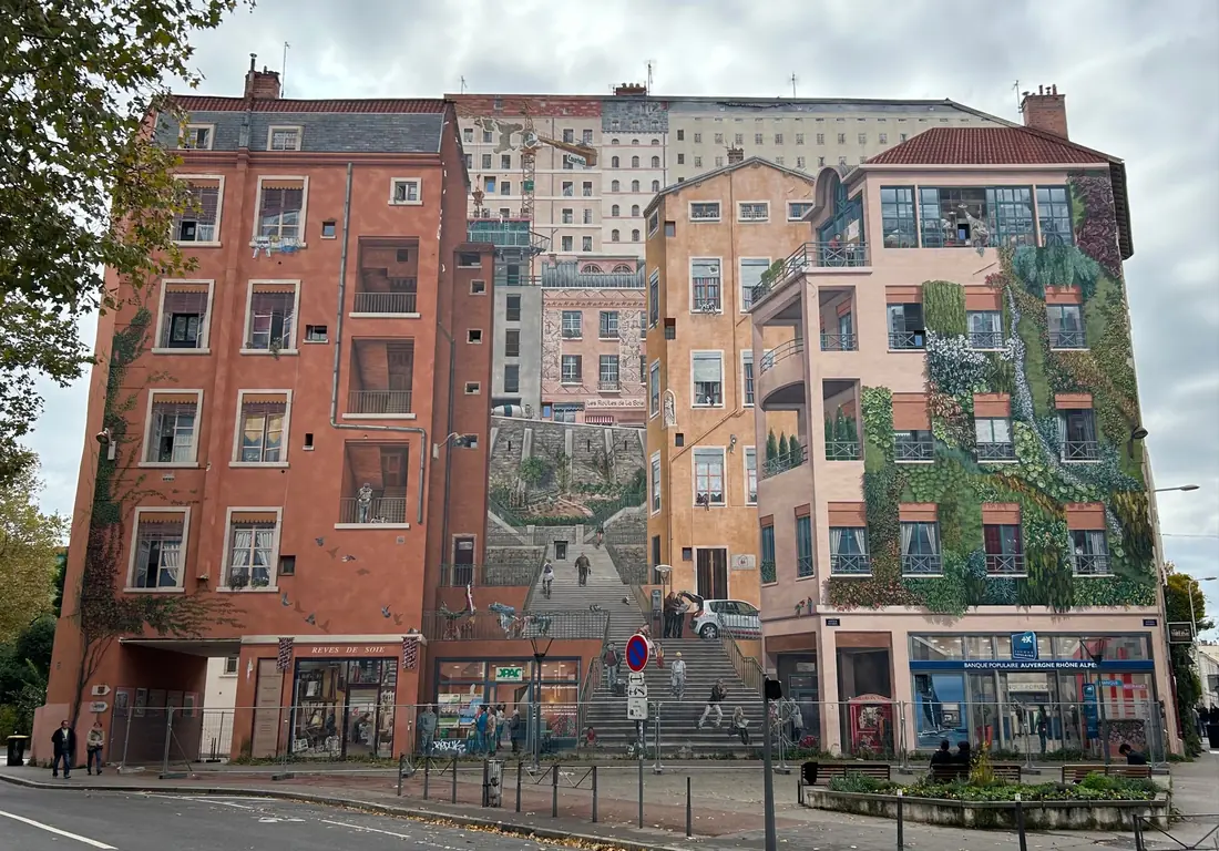 Le Mur des Canuts — расписная стена в квартале Круа-Русс, Лион