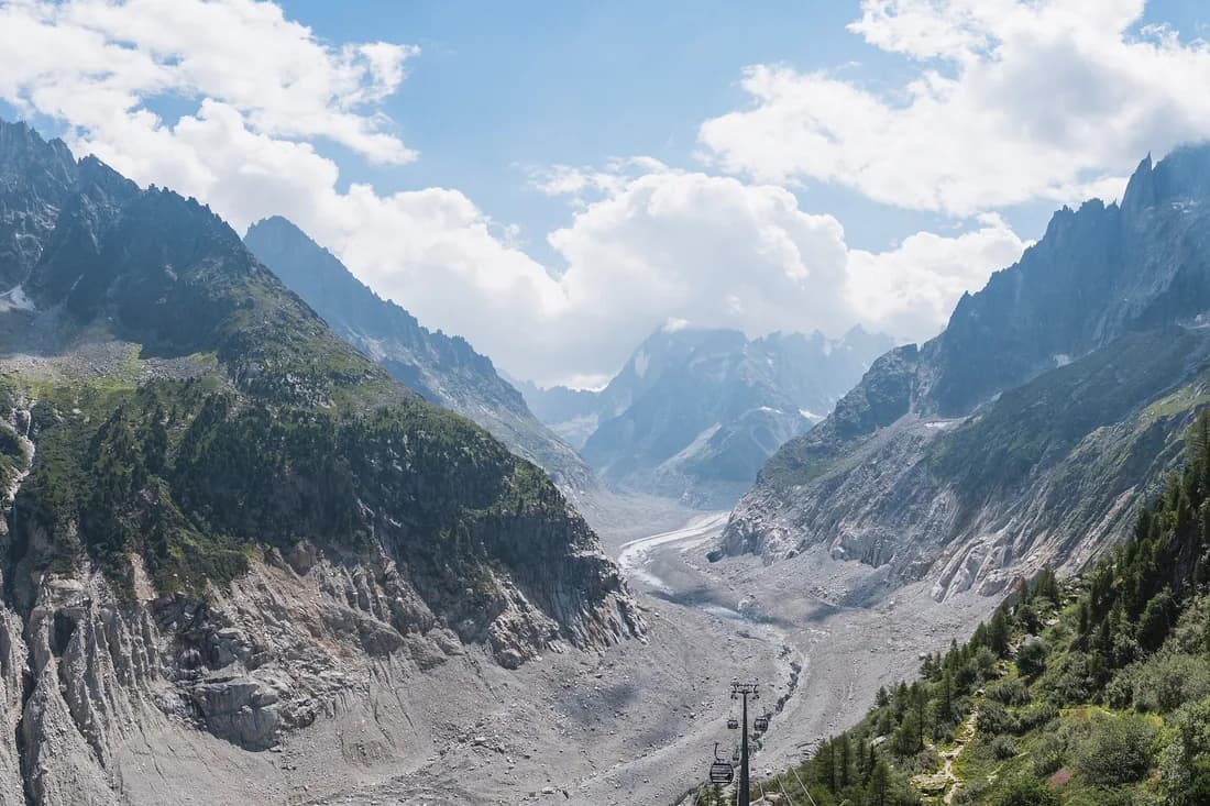 Ледник Мер-де-Глас между скальными стенами и опора новой канатной дороги к леднику, вид с Монтанвера